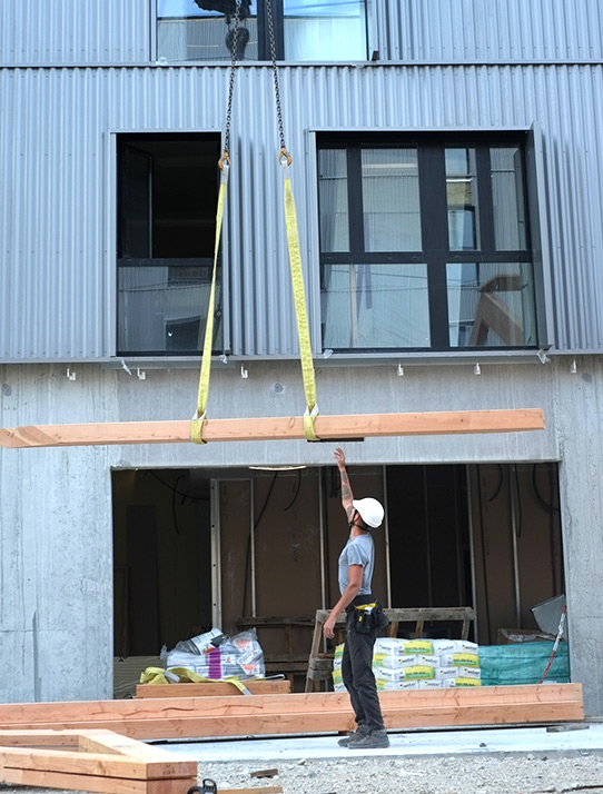 Campus SNCF St-Priest - L’entreprise CECOIA y réalise les travaux de couverture charpente. Dans ce cadre, elle doit réaliser 800 heures d’insertion.