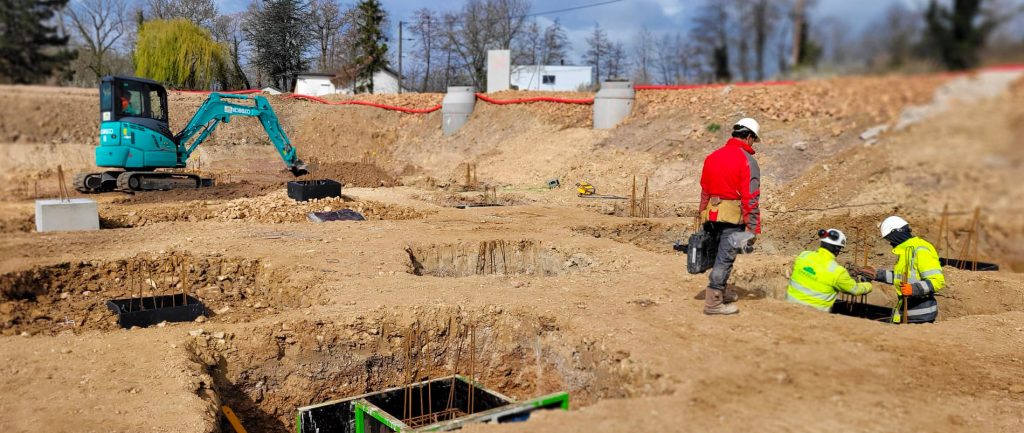 Un accompagnement très régulier des jeunes en formation sur le chantier du centre aqualudique La Canopée, à Roanne