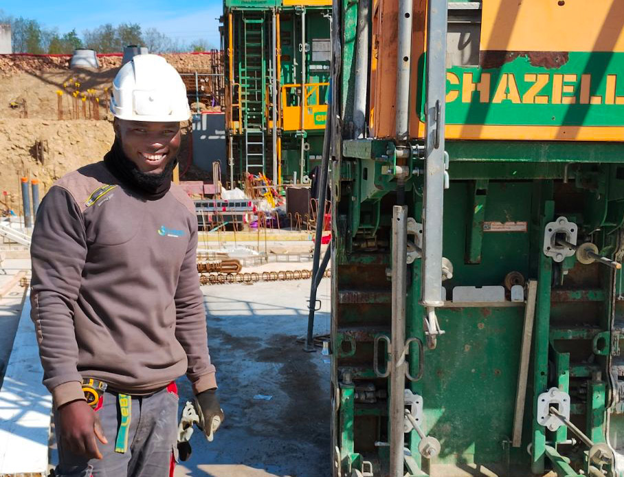 Mohamed TRAORE, salarié Geiq BTP 42, sur le chantier du centre aqualudique de Roanne